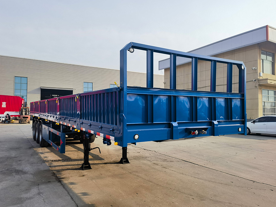 Три странични приколка на Компанијата Derun Emortion Company, испорачана во Алжир