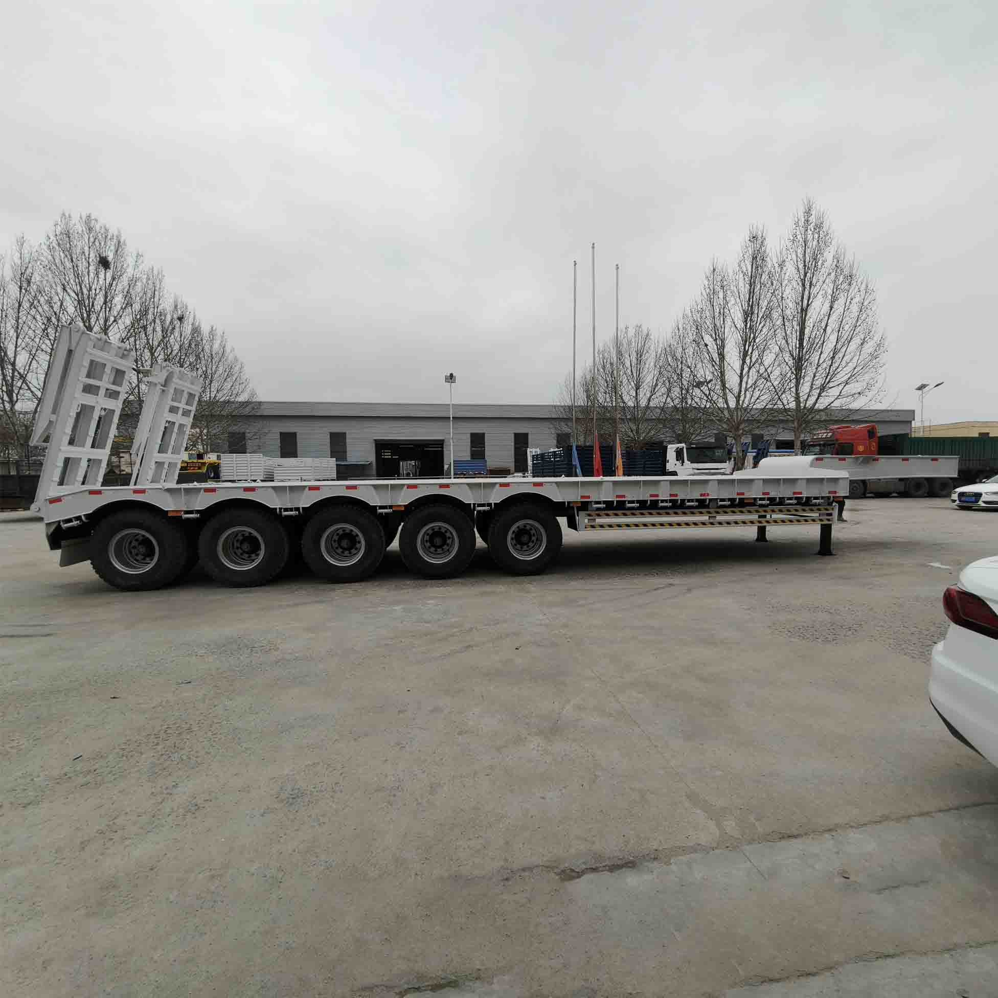 Како приколката со низок кревет ја подобрува ефикасноста на транспортот на тешки дестинации?