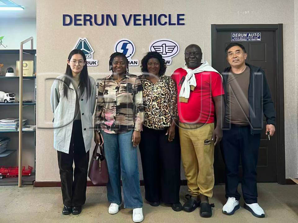 Клиенти од Габон го посетија Derun Auto и купија пет камиони