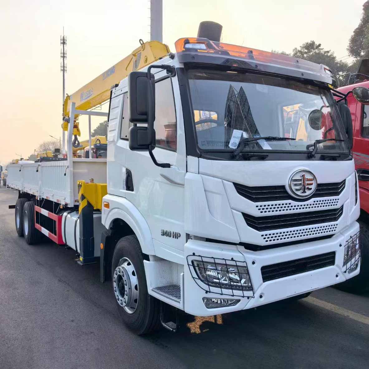 Камион FAW J6P 6X4 350PS кран